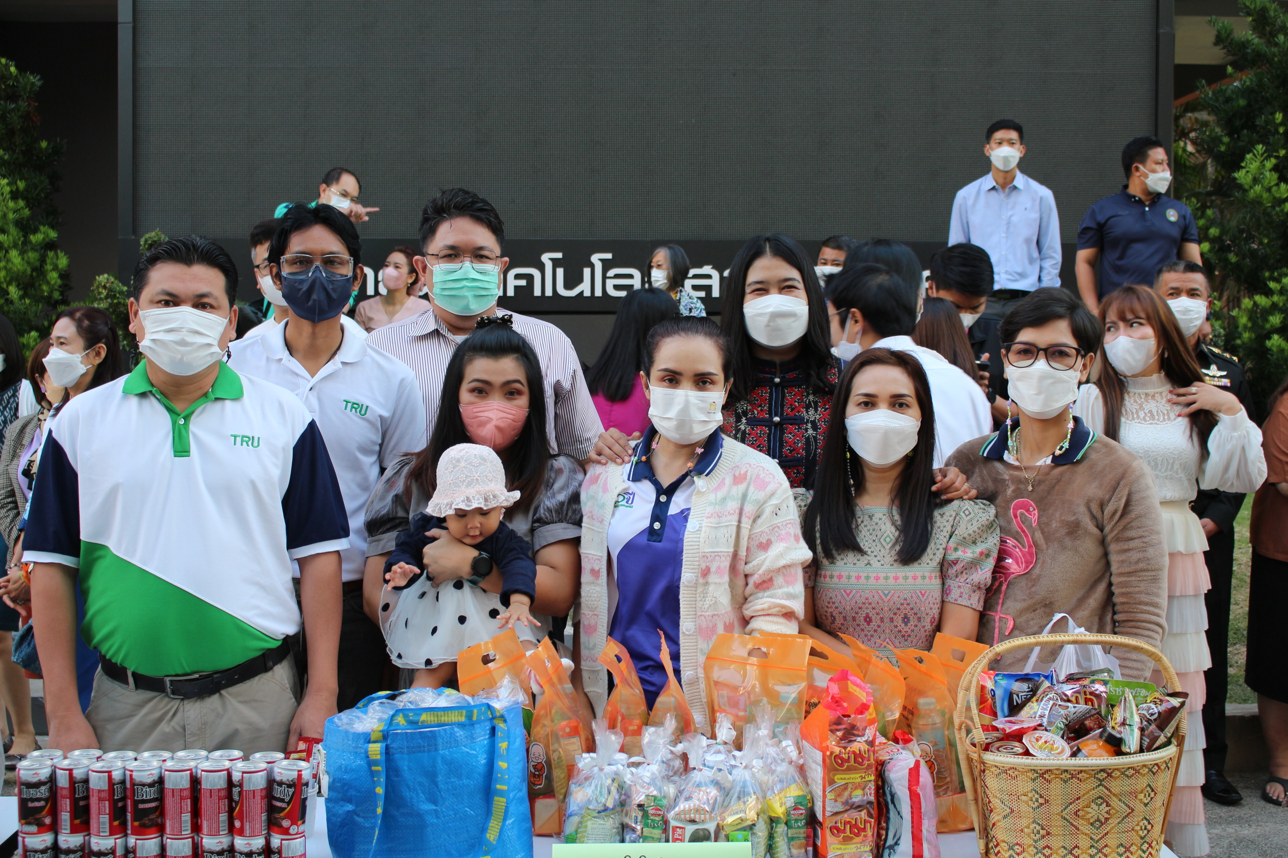 ร่วมพิธีตักบาตรอาหารแห้งเนื่องในโอกาสประเพณีวันขึ้นปีใหม่ 2566