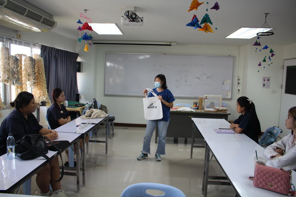 โครงการอบรมเชิงปฏิบัติการการพิมพ์สกรีนด้วยแม่พิมพ์การะดาษในงานออกแบบผลิตภัณฑ์