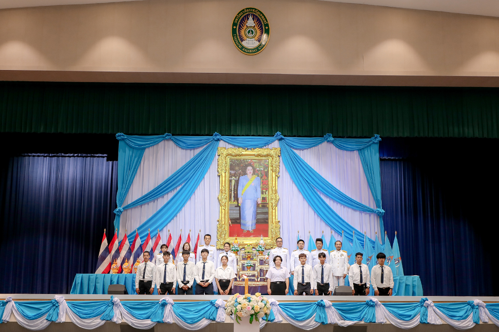 ร่วมพิธีถวายพระพรชัยมงคลพระนางเจ้าสิริกิติ์พระบรมราชินีนาถ พระบรมราชชนนีพันปีหลวง