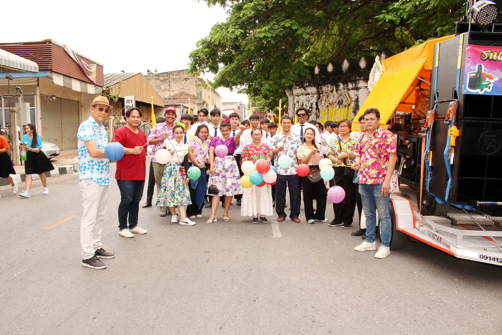 ร่วมเดินขบวน สืบสานประเพณี วันลอยกระทง ย้อนยุค ประจำปี 2567