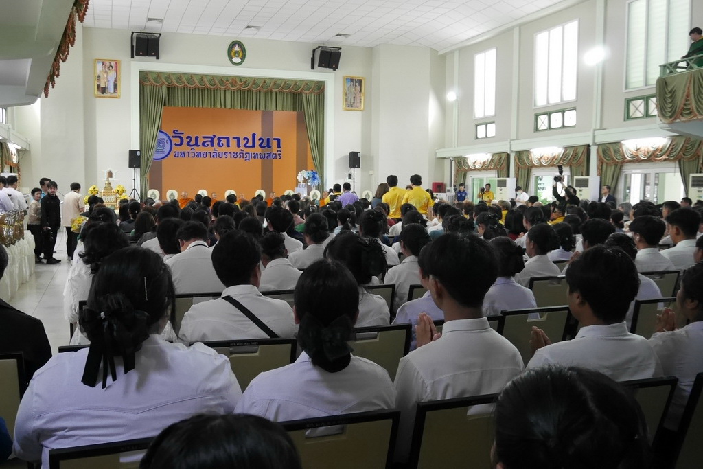 ร่วมพิธีทำบุญเนื่องในโอกาสครบรอบ 105 ปี พิธีมอบรางวัลเพชรเทพสตรี เเละพิธีมอบทุนการศึกษา