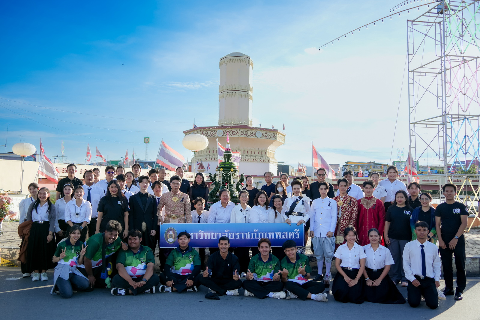 ร่วมเดินขบวน สืบสานประเพณี วันลอยกระทง ย้อนยุค ประจำปี 2568