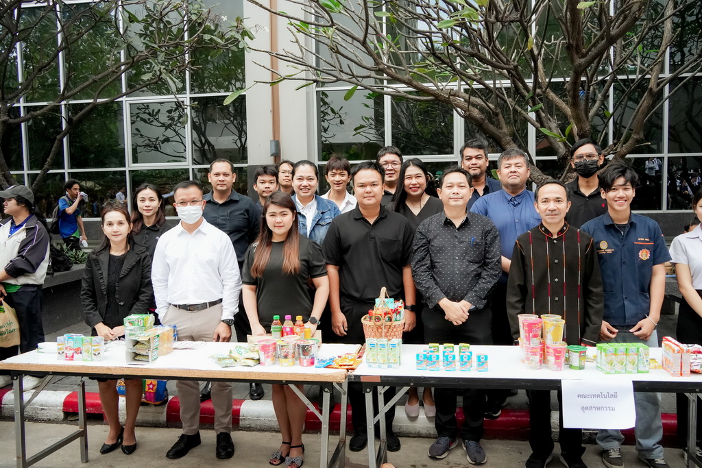 ร่วมพิธีทำบุญตักบาตรอุทิศถวายพระราชกุศลแด่ สมเด็จพระนางเจ้าสิริกิติ์ พระบรมราชินีนาถ พระบรมราชชนนีพันปีหลวง