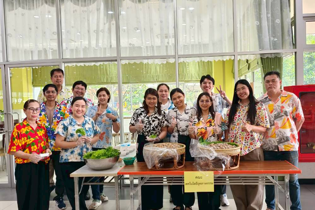 ร่วมพิธีทำบุญกลางบ้านสืบสานประเพณี "สงกรานต์เทพสตรี"