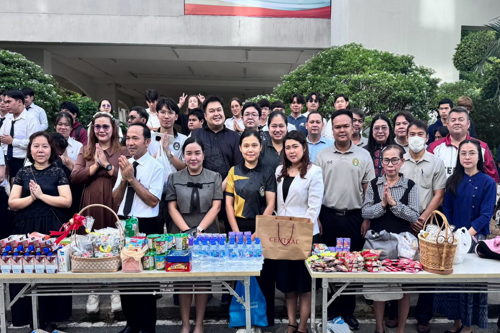 ร่วมพิธีทำบุญตักบาตร ถวายเป็นพระราชกุศล เนื่องในวันคล้ายวันพระราชสมภพ สมเด็จพระบรมราชชนนีพันปีหลวง และวันแม่แห่งชาติ